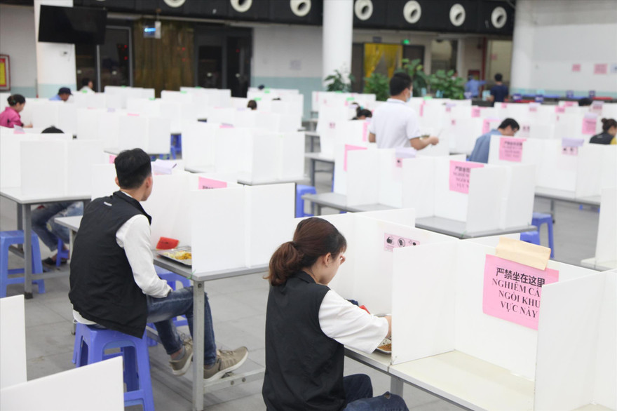 Khu vực nhà ăn của Tập đoàn Foxconn tại Bắc Giang có vách ngăn và thực hiện giãn cách 