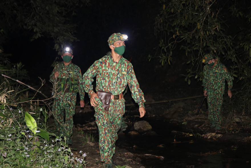 Các chiến sĩ chốt 4, Đồn Biên phòng Cửa khẩu Quốc tế Nậm Cắn tuần tra trong đêm