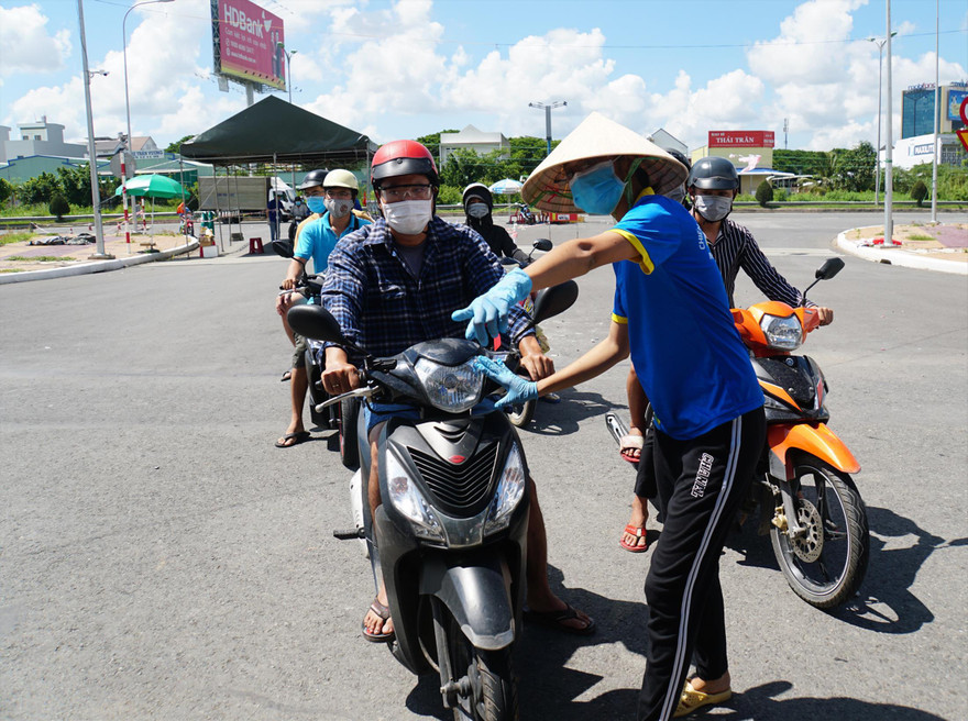 Cô Trương Thị Thanh Thảo đang làm nhiệm vụ giữa nắng 