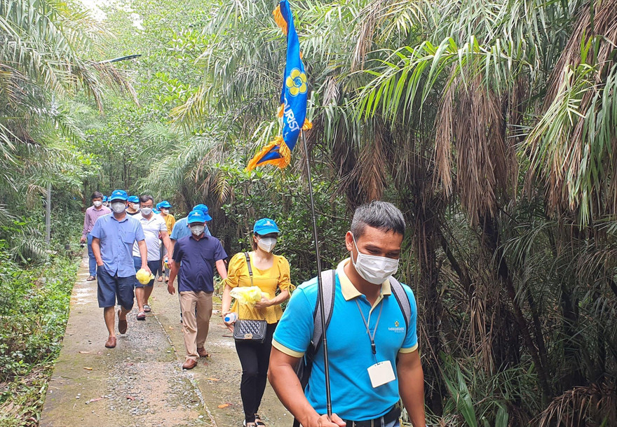 Du khách đi “du lịch bong bóng” tại Cần Giờ 