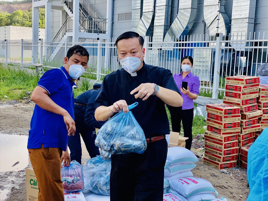 Cha Phanxicô Xavie Nguyễn Huy Liệu tặng nhu yếu phẩm cho người khó khăn trong tâm dịch Bắc Giang
