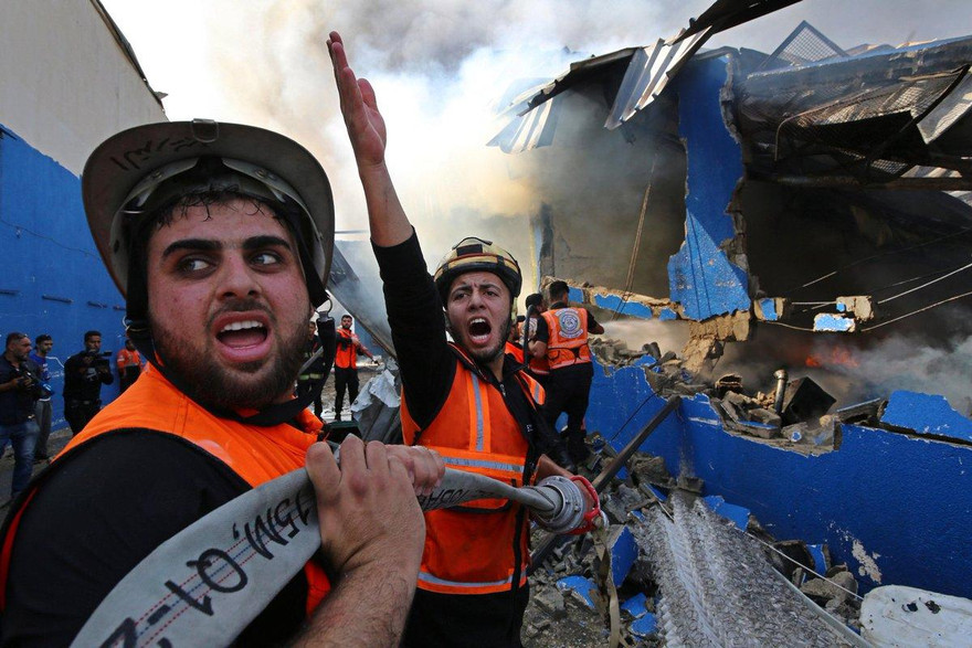 Người dân Palestine tìm kiếm những nạn nhân còn sống sót trong đống đổ nát ở Gaza sau cuộc không kích của Israel hôm 16/5 Ảnh: Reuters 