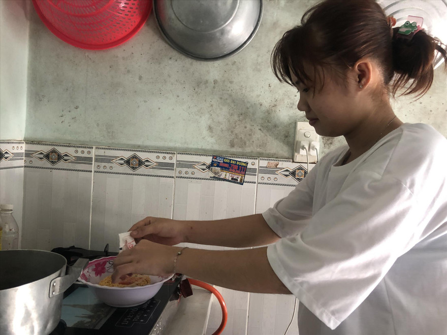 Chị Thanh Kiều, công nhân Công ty Nhựa Chợ Lớn (TPHCM), chỉ dám ăn mì gói trong khi công ty tạm ngưng hoạt động Ảnh: U.P 