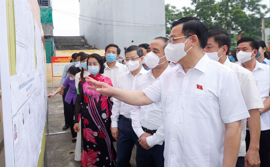 Chủ tịch Quốc hội Vương Đình Huệ kiểm tra công tác bầu cử ở Tuyên Quang. Ảnh: DT 