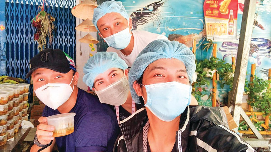 Nhiều nghệ sĩ tham gia bếp ăn của Hội nghệ sĩ sân khấu hỗ trợ tuyến đầu mỗi ngày