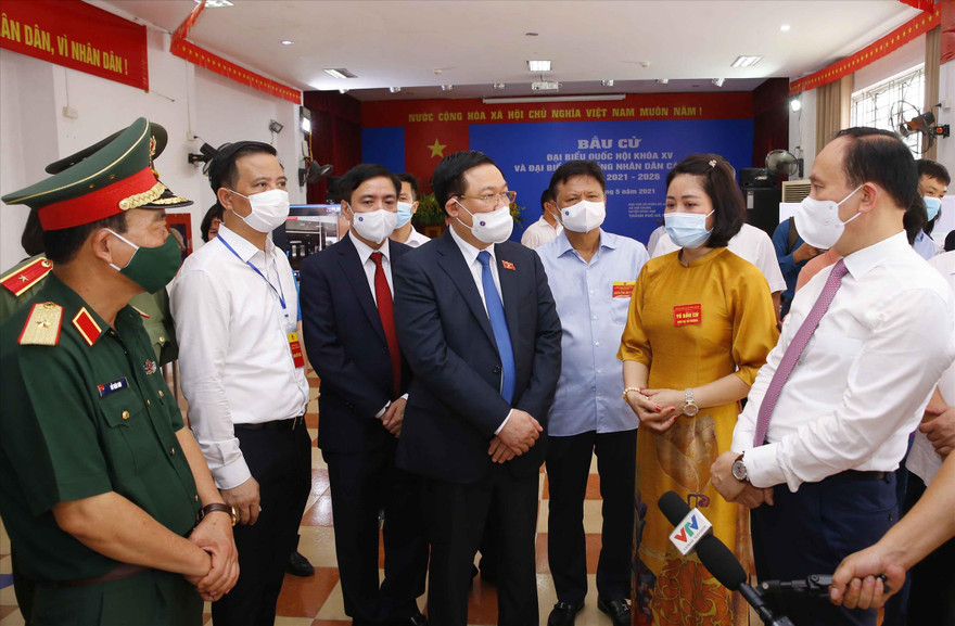 Chủ tịch Quốc hội Vương Đình Huệ kiểm tra công tác bầu cử tại Đông Anh, Hà Nội