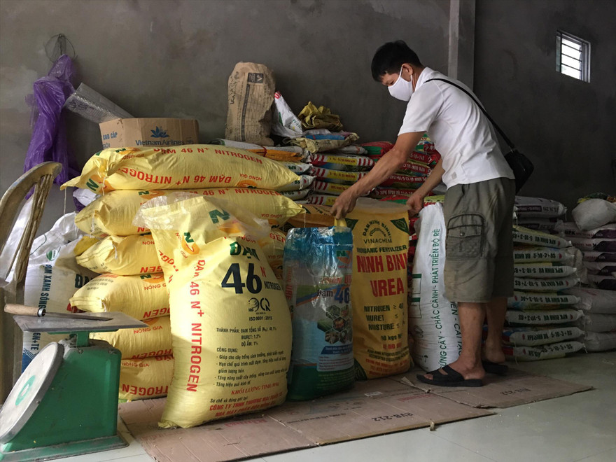 Giá phân bón tăng liên tục khiến các đại lý thay đổi thông báo như chong chóng Ảnh: Minh Thành