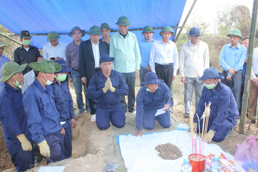 Cán bộ, chiến sỹ đội quy tập cùng người dân Lào làm lễ tại phần mộ liệt sỹ