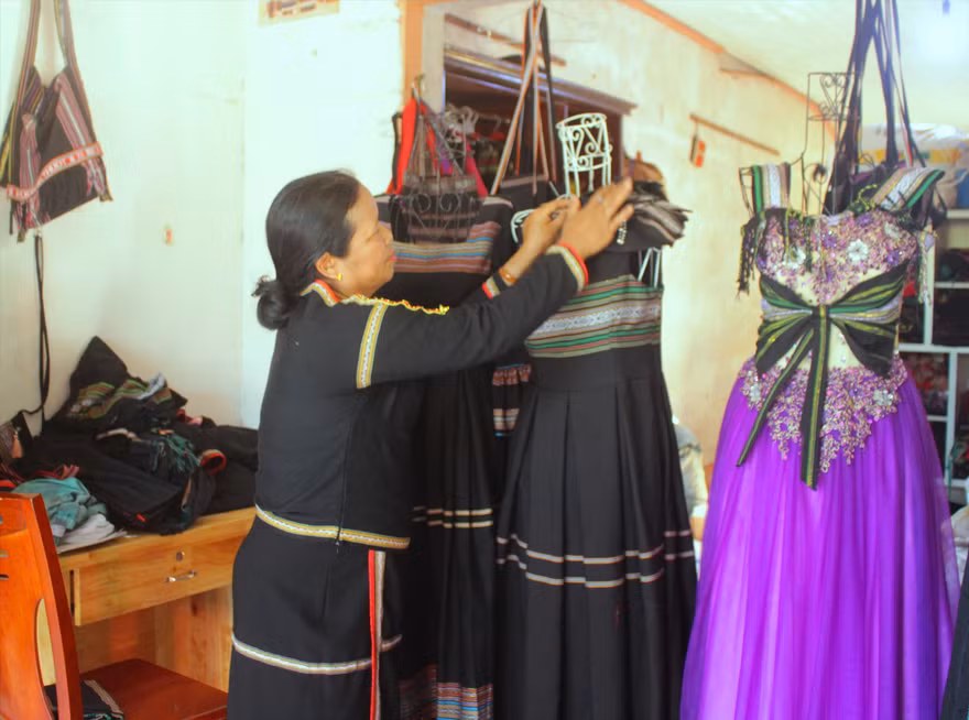 Bà H’Yam và những mẫu trang phục từ thổ cẩm