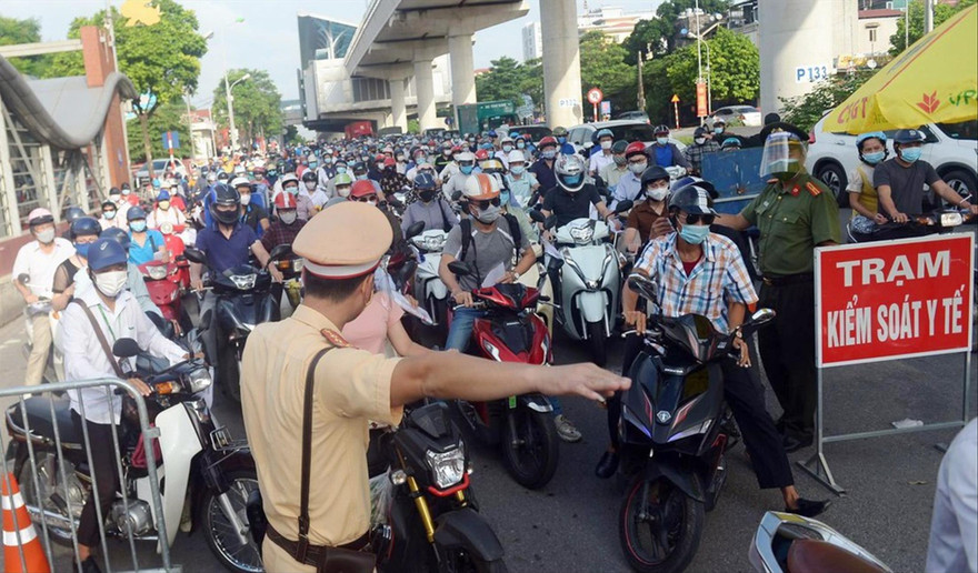 Chốt kiểm soát Cầu Diễn thành nơi tập trung đông người sáng 6/9 Ảnh: T.Đ