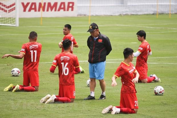 HLV Park Hang Seo chỉ bảo động tác cho cầu thủ trong bài tập khởi động