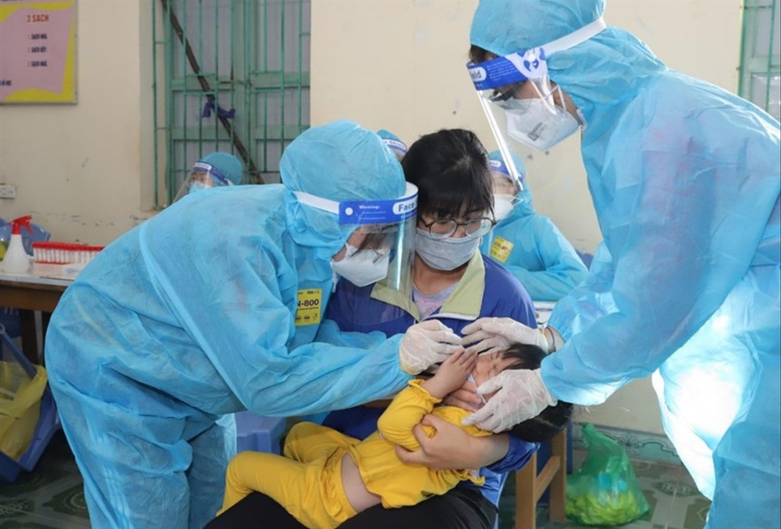 Lực lượng y tế TP Hải Phòng lấy mẫu xét nghiệm cho người dân