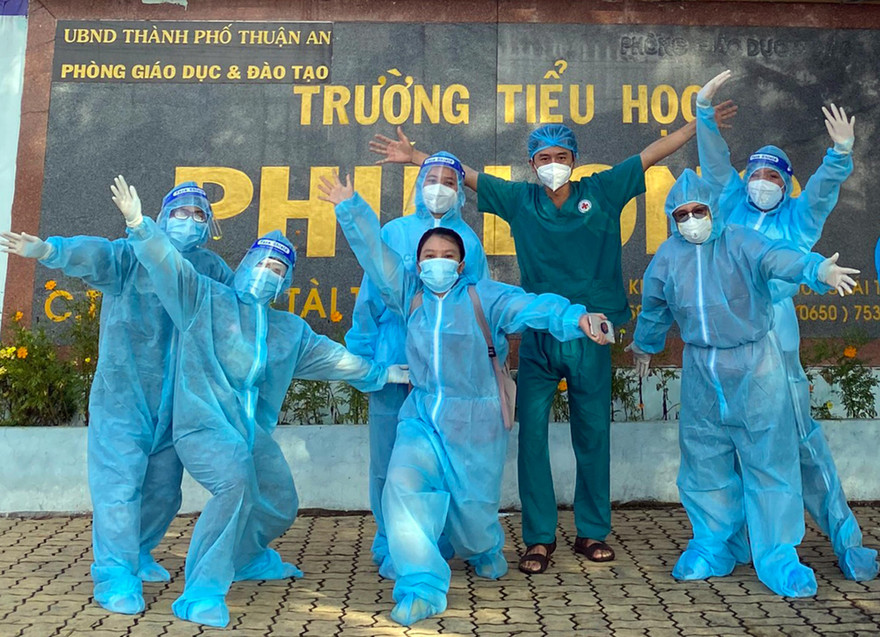 Võ Thị Văn Minh (thứ ba từ trái sang, hàng đầu) tham gia chống dịch ở Bình Dương Ảnh: NVCC