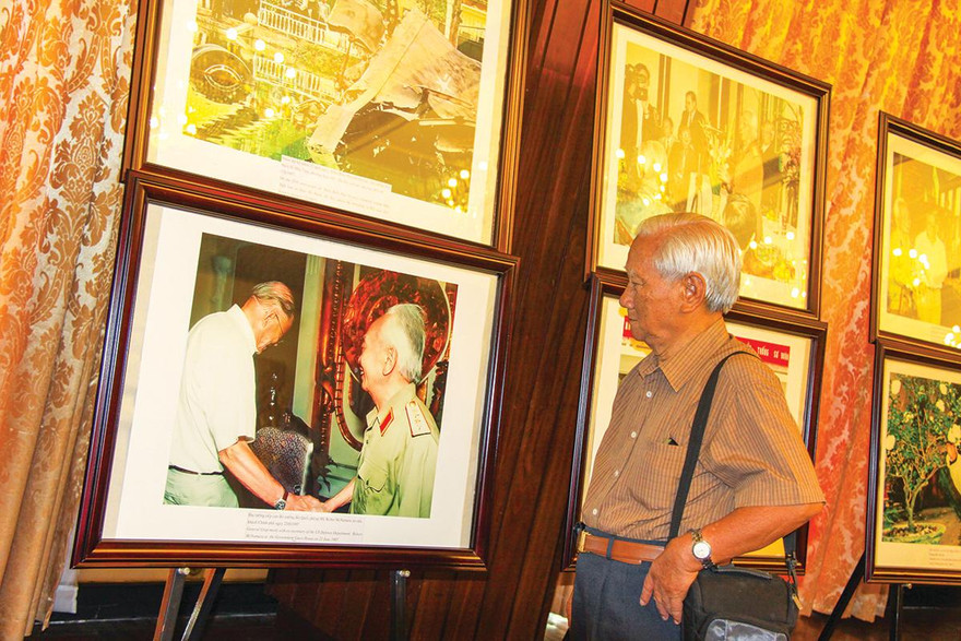 NSNA Hữu Cấy xem bức ảnh Đại tướng Võ Nguyên Giáp