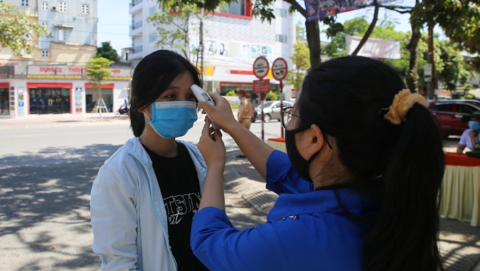 Đo thân nhiệt thí sinh tại điểm thi Trường THPT Phan Đình Phùng (Hà Tĩnh) Ảnh: Thiếu niên Tiền phong 