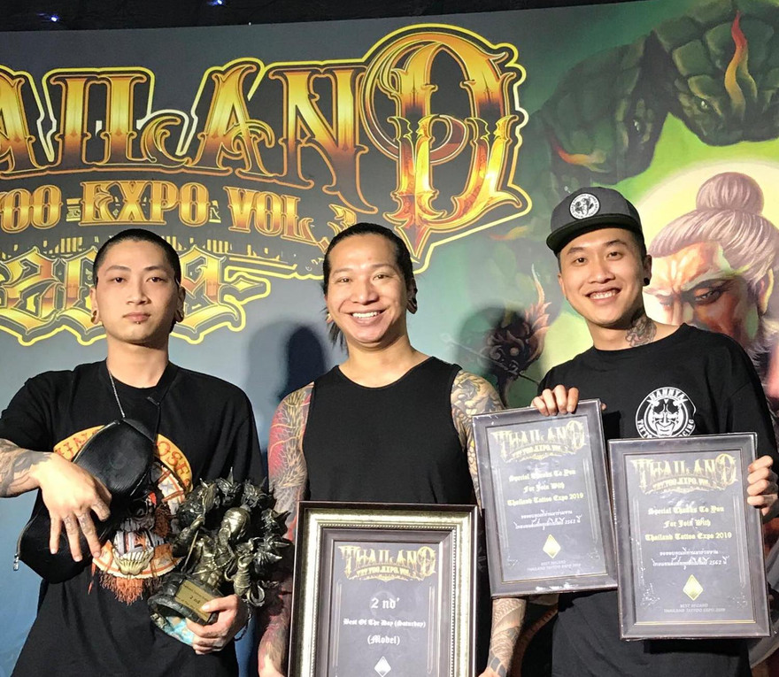 Trung Hanya (giữa) cùng các học trò tham dự Hội chợ Xăm quốc tế Thái Lan 2019