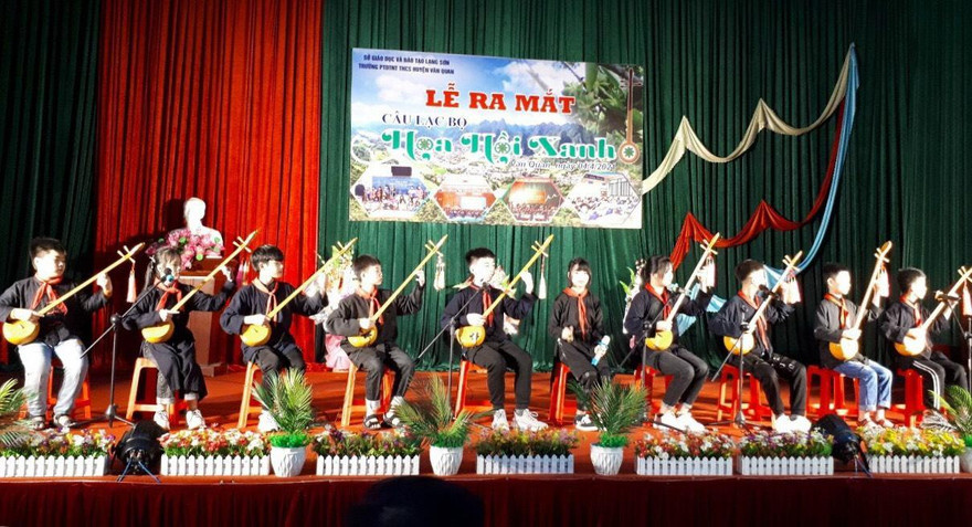 Các em thiếu nhi thích thú với Then lời mới Ảnh: Duy Chiến