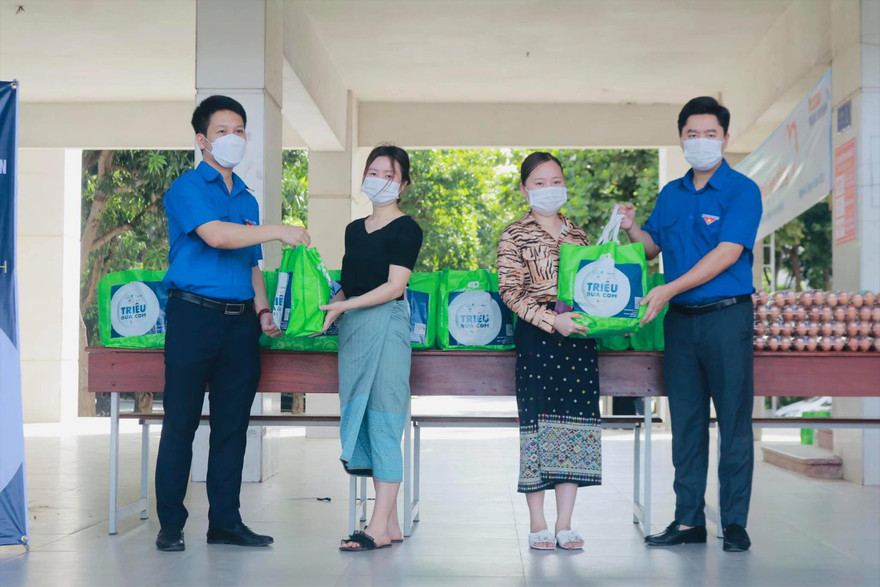 Đại diện Tỉnh Đoàn Nghệ An trao quà cho du học sinh Lào gặp khó khăn do dịch COVID-19 