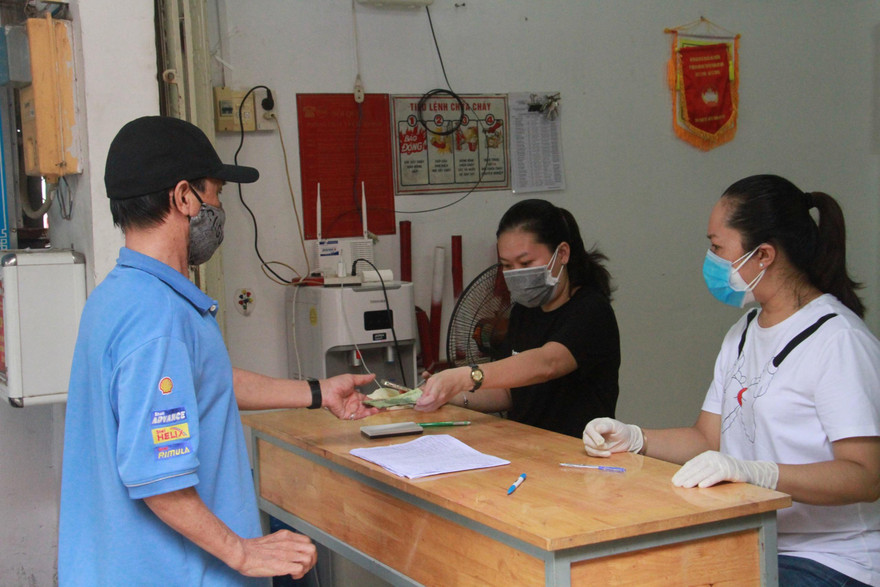 NLĐ không có tài khoản ngân hàng sẽ được doanh nghiệp chi hỗ trợ trực tiếp hoặc được mời đến cơ quan bảo hiểm để nhận Ảnh: Đại Dương