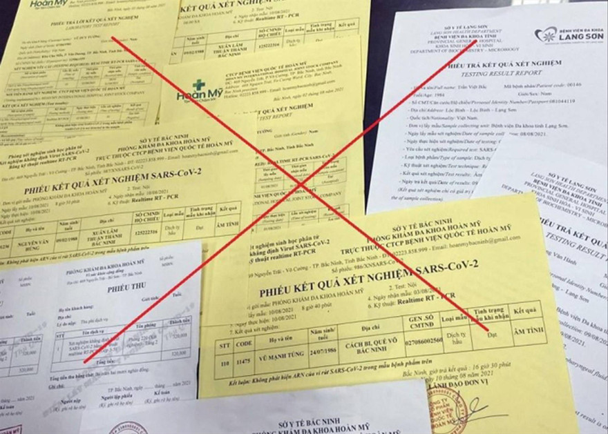 Giấy xét nghiệm COVID-19 giả thu được từ văn phòng Công ty TNHH thiết kế in ấn quảng cáo Thiên Nhân (Bắc Ninh)