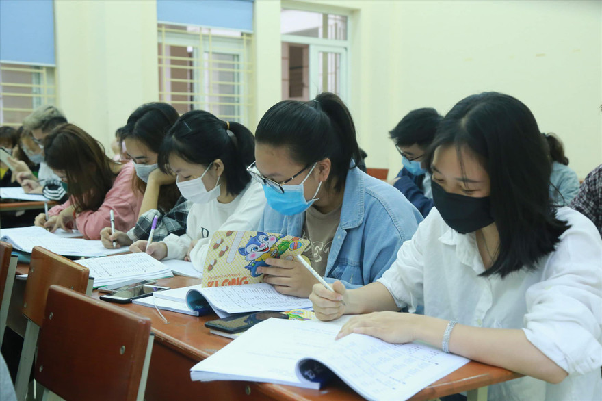 Trước vấn nạn tin giả, tin xấu tấn công ngành giáo dục, sinh viên cần đặc biệt tỉnh táo (ảnh chụp trước 27/4). Ảnh: Như Ý