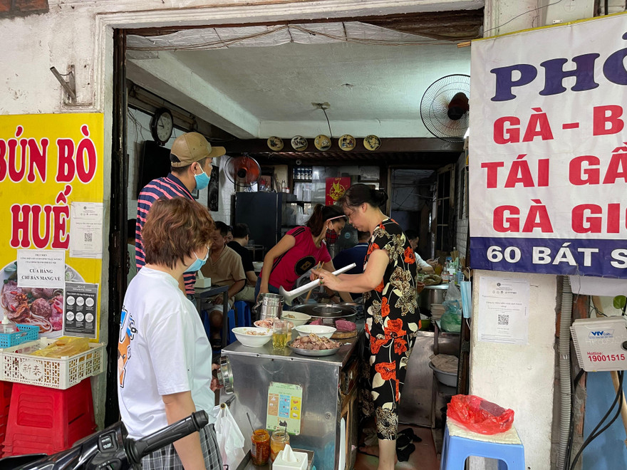 Một hàng phở phố cổ mở cửa sáng 22/6Ảnh: Như Ý 