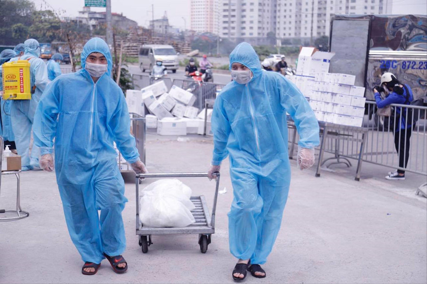 Bệnh viện K nhận đồ tiếp tế sau khi bị phong tỏa vì có ca mắc COVID-19 Ảnh: Trần Hà 