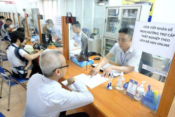 Lao động làm thủ tục hưởng trợ cấp thất nghiệp tại Trung tâm Dịch vụ việc làm Hà Nội sau khi dịch COVID bùng phát Ảnh: Như Ý