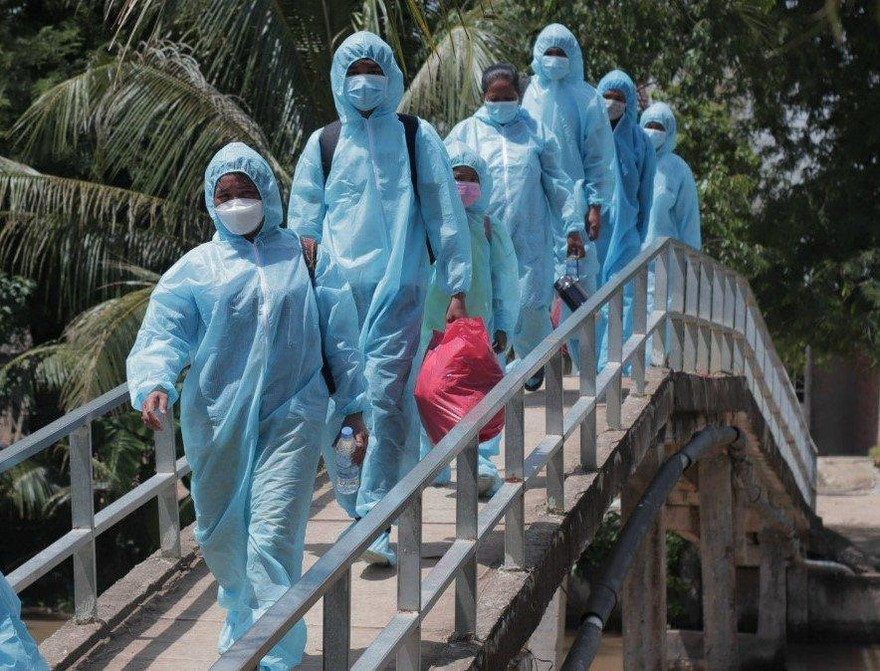 Đội hình tình nguyện phản ứng nhanh phòng, chống COVID-19 tại Sóc Trăng đến nhà dân hỗ trợ chống dịch. Ảnh: NVCC 