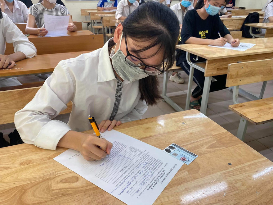 Học sinh đeo khẩu trang dự kỳ thi tốt nghiệp THPT 2020