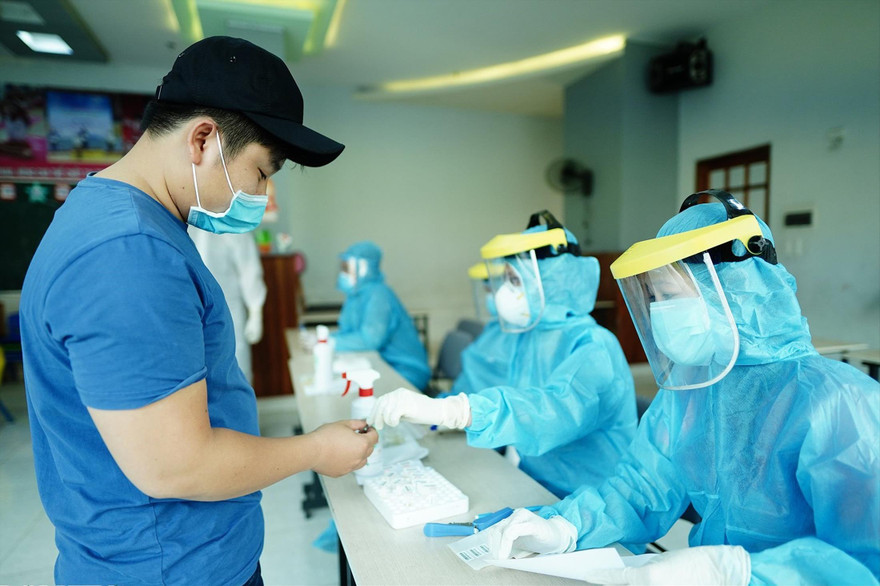 Người từng mắc COVID-19 chỉ nên đi khám khi có các biểu hiện nặng của di chứng 