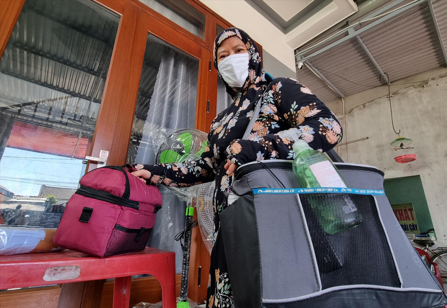 Nữ điều dưỡng nhận thùng sữa trước nhà người cho Ảnh: Thanh Trần