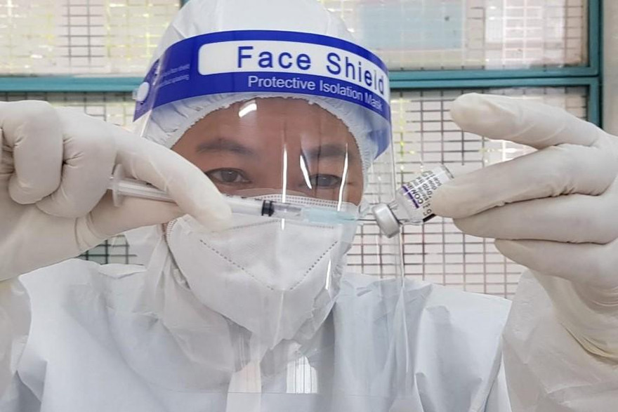 Theo Thứ trưởng Bộ Y tế Trần Văn Thuấn việc gia hạn vắc xin Pfizer thêm 3 tháng không ảnh hưởng đến chất lượng. Ảnh: Vân Sơn