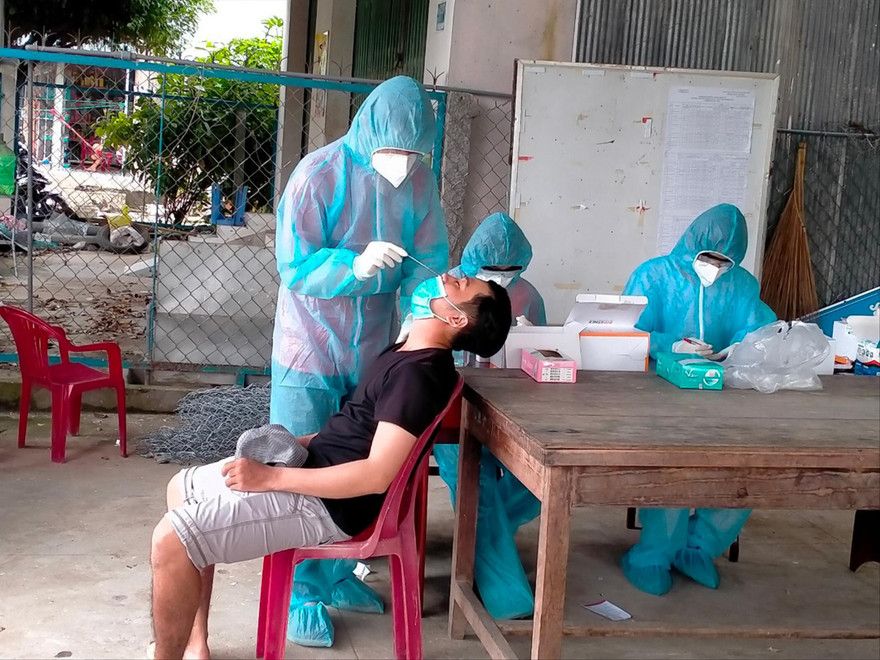 Tình nguyện viên xét nghiệm test nhanh cho người dân Châu Thành (An Giang)