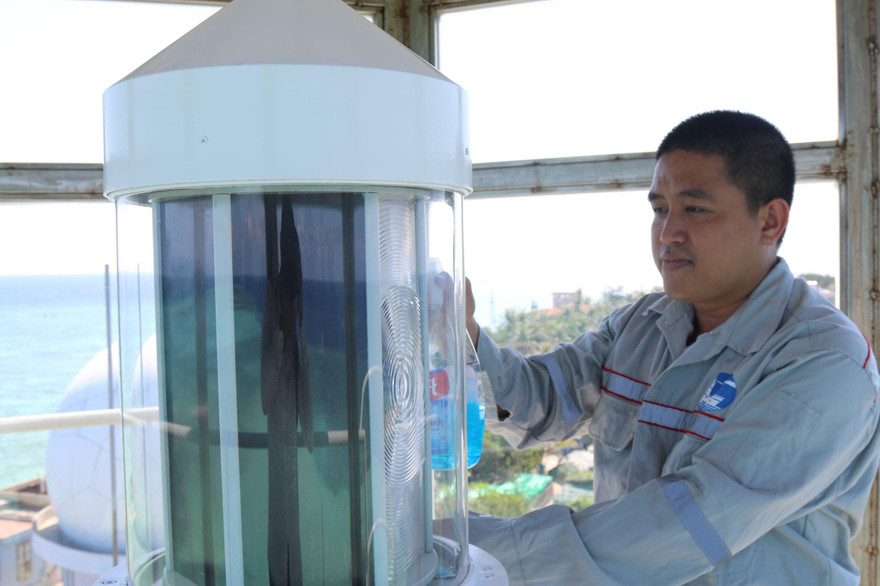 Anh Phạm Văn Thưởng (Hải đăng Nam Yết) vệ sinh, bảo dưỡng “mắt thần”