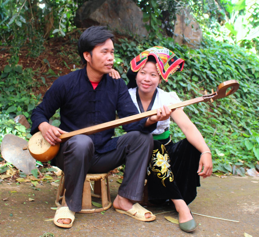 Anh Lù Hiền và vợ bên cây tính tẩu