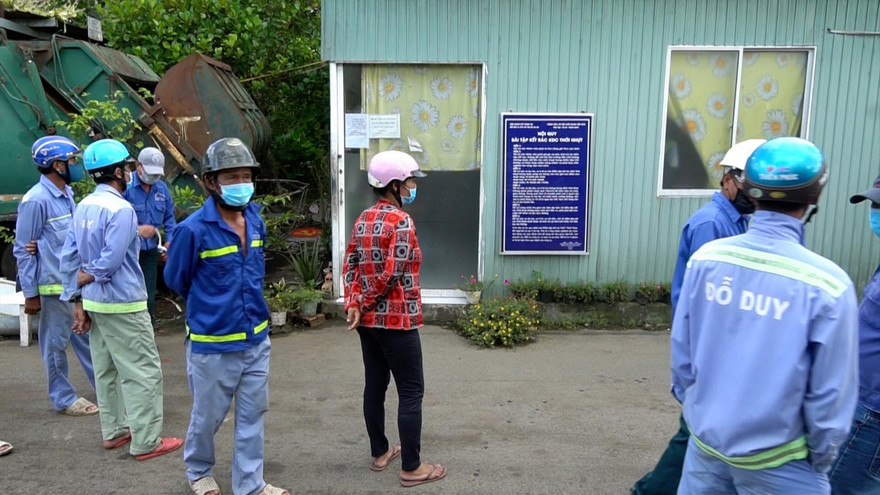 Công nhân đến nhà điều hành trạm trung chuyển rác của Cty ở Khu dân cư Thới Nhựt, phường An Khánh, quận Ninh Kiều để đòi lương