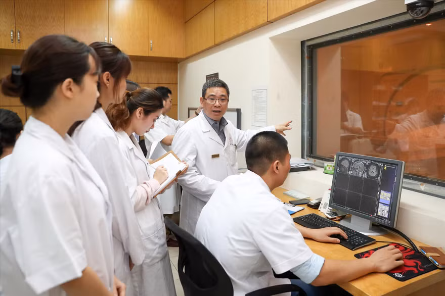 Hai ngành học mới là Trí tuệ nhân tạo và Khoa học dữ liệu đang thu hút nhiều thí sinh (ảnh chụp trước ngày 27/4). Ảnh: Diệp An