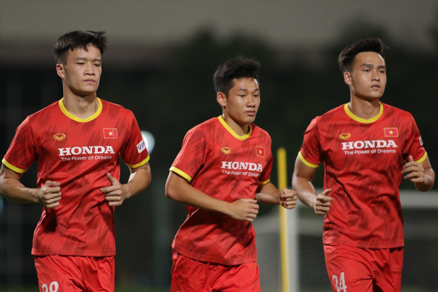 Hoàng Đức (trái) từng được HLV Park Hang Seo bố trí đá tiền vệ trung tâm với Hùng Dũng tại SEA Games 31 Ảnh: Hữu Phạm từ UAE 