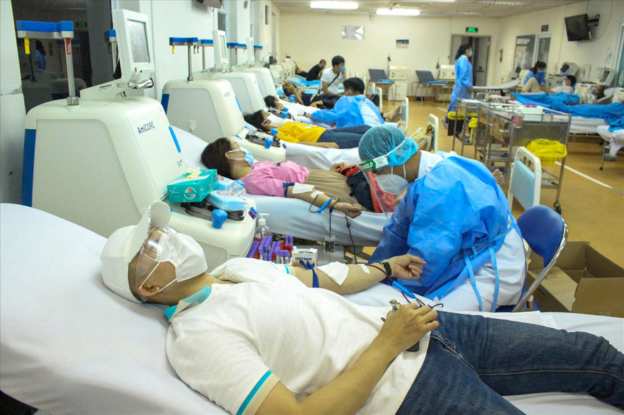 Nguồn máu tại các ngân hàng máu đã cạn kiệt đến mức báo động. Ảnh: Vân Sơn 