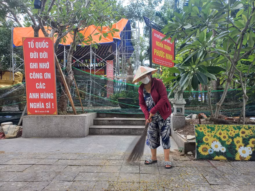 Người dân Đà Nẵng chăm nom Nghĩa trủng Phước Ninh - Ảnh: Nguyễn Thành 