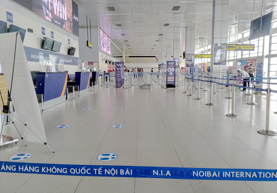 Cảnh vắng lặng tại quầy làm thủ tục lên máy bay nội địa tại sân bay Nội Bài, khác cảnh rồng rắn xếp hàng chỉ cách đây hơn 1 tuần (Ảnh chụp sáng 14/5) Ảnh: Đình Quang-NIA