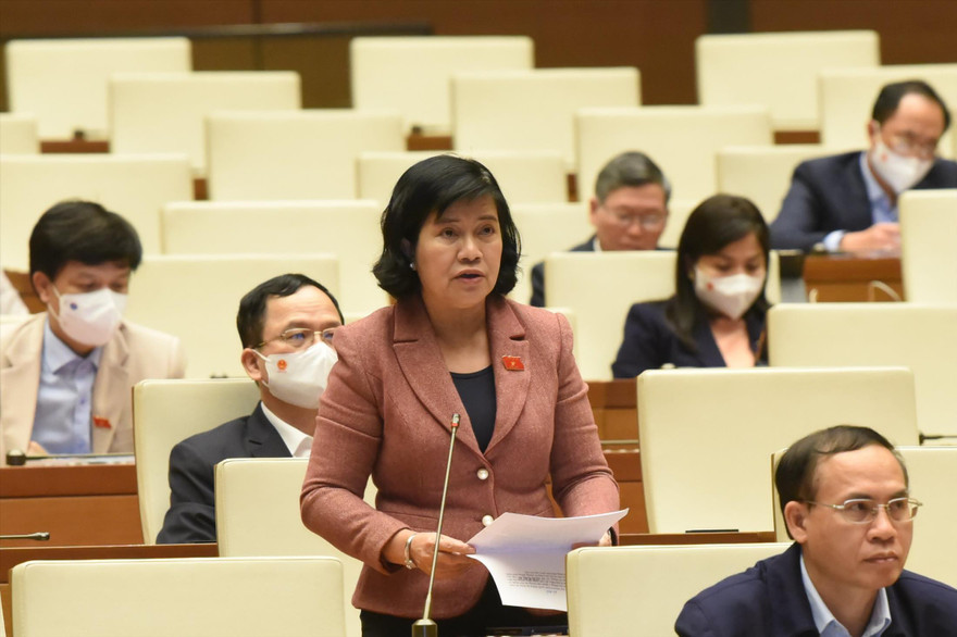 Đại biểu Nguyễn Thị Lệ Thủy (Bến Tre) đề nghị làm rõ vì sao tỷ lệ thu hồi tài sản tham nhũng lại giảm mạnh Ảnh: NHẬT MINH 