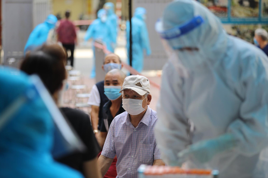 Hà Nội sẽ phần nào dựa vào kết quả xét nghiệm 800.000 mẫu để quyết định biện pháp phòng chống dịch COVID-19 thời gian tới Ảnh: Duy Phạm