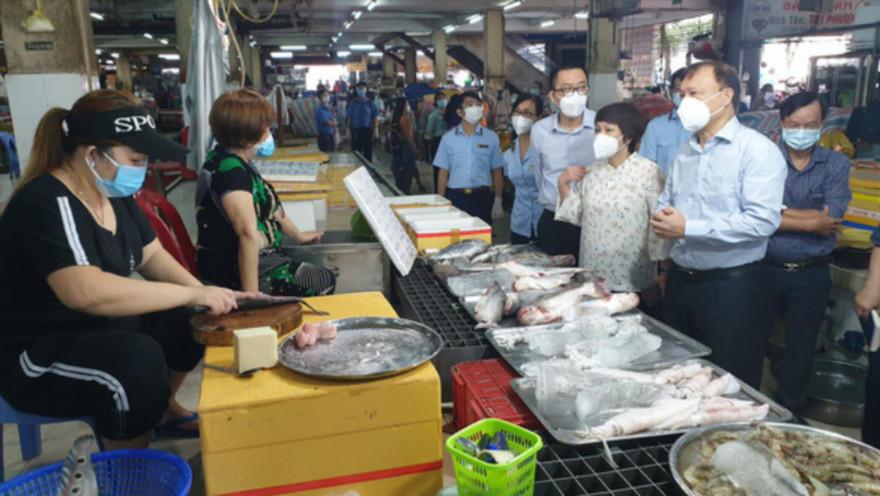 Thứ trưởng Bộ Công Thương Đỗ Thắng Hải kiểm tra việc tuân thủ bán hàng và cung ứng hàng hóa tại chợ An Đông (TPHCM) 