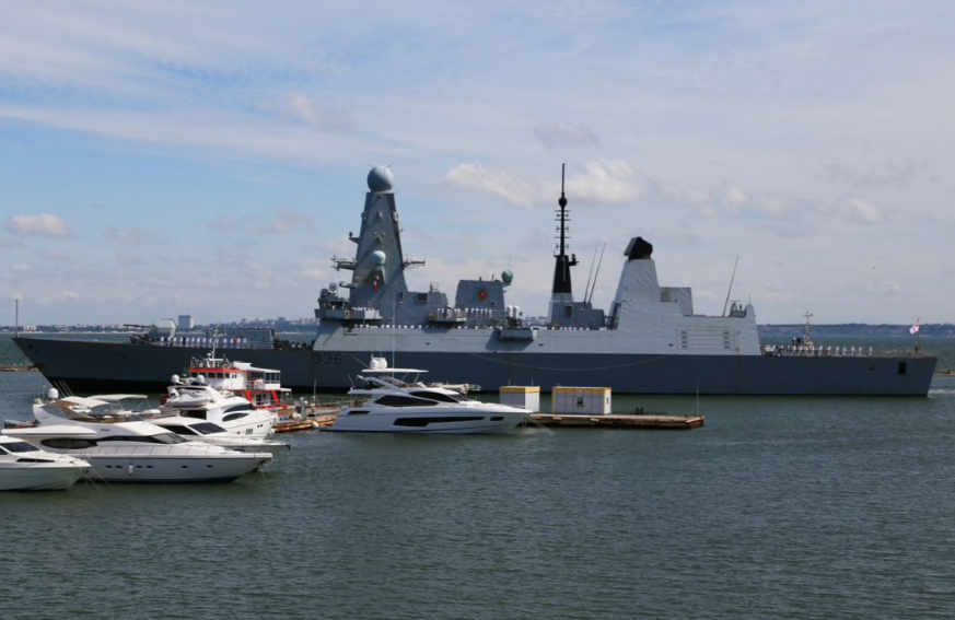 Tàu khu trục HMS Defender của Anh đến cảng Odessa của Ukraine trên Biển Đen ngày 18/6 Ảnh: RT 