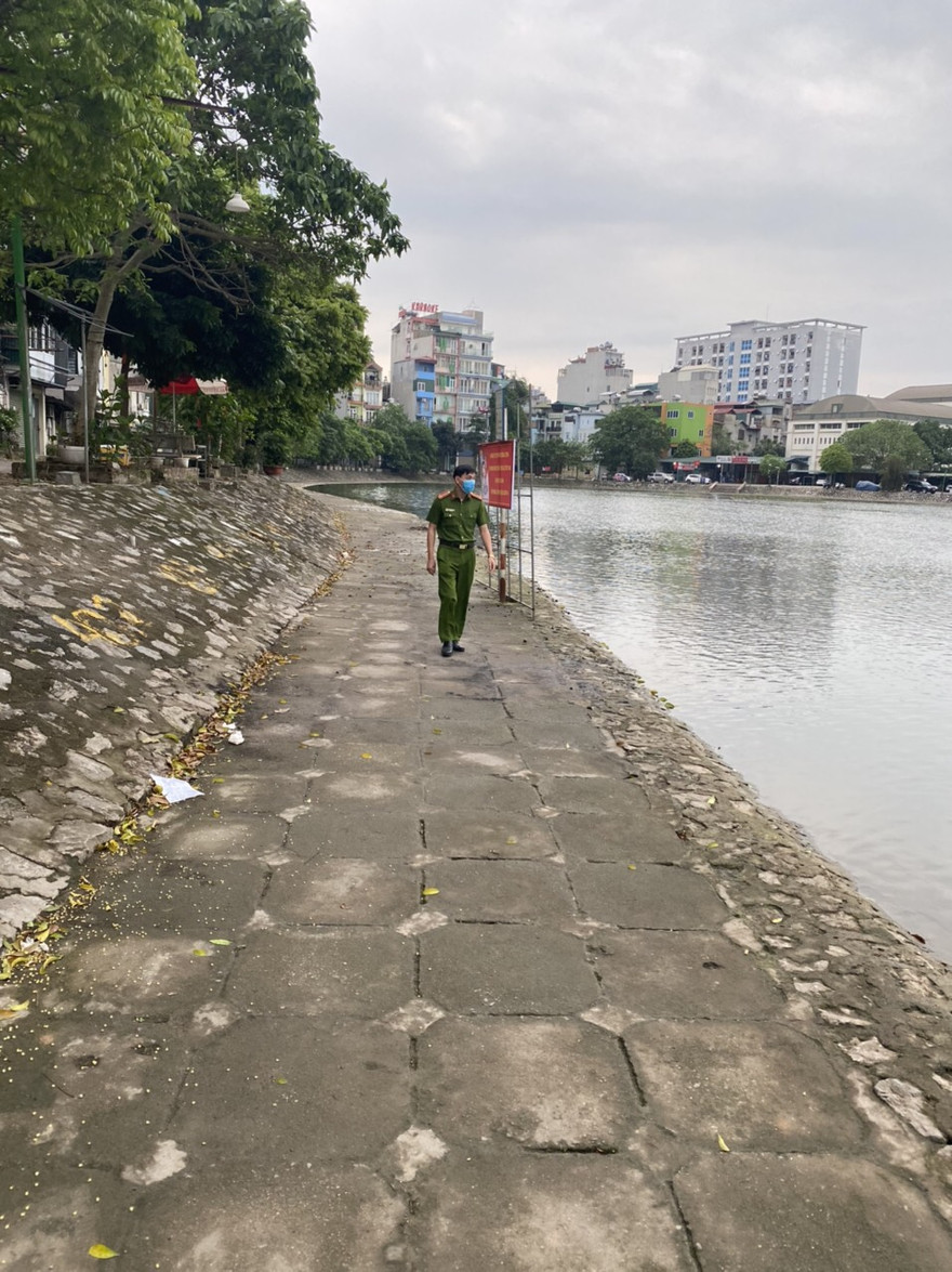 Công an phường Phương Liệt chốt trực ở đường ven hồ Rùa