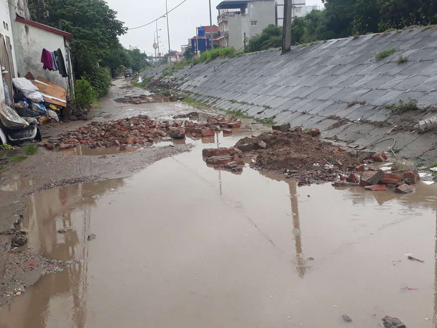 Đường bê tông vỡ nát khiến người dân đi lại khó khăn