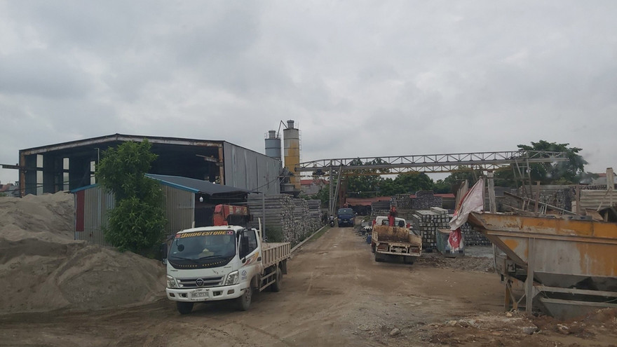 Trạm trộn và làm cọc bê tông của Công ty TNHH Anh Sáng hoạt động gây ô nhiễm môi trường tại xã Văn Khê, Mê Linh