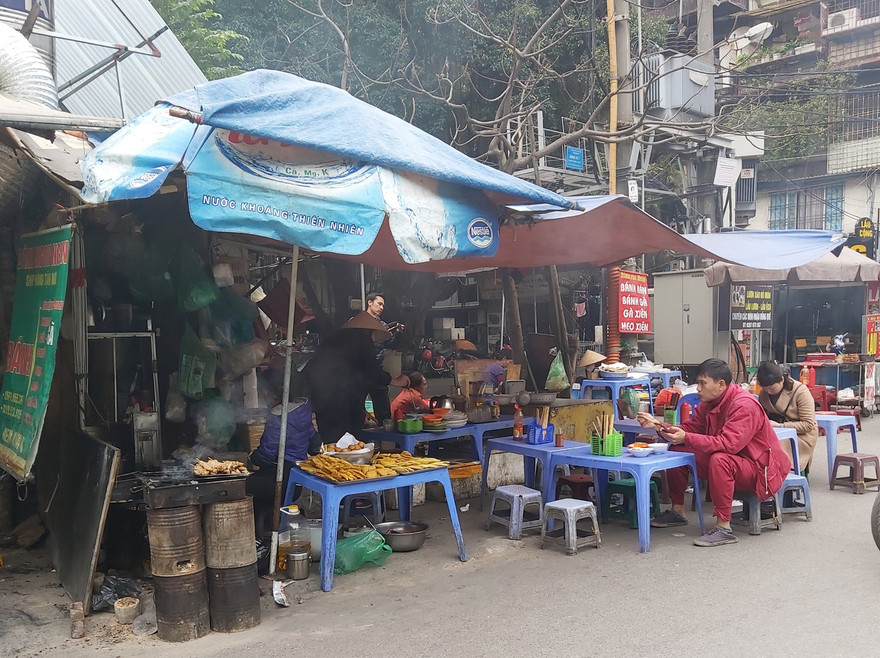 Khói bay nghi ngút từ một bếp than tổ ong trong khuôn viên khu tập thể Giảng Võ